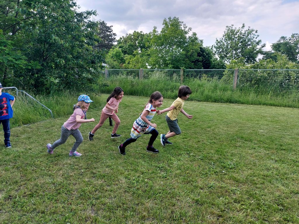 Biber spielen ein Laufspiel auf der Pfadiwiese