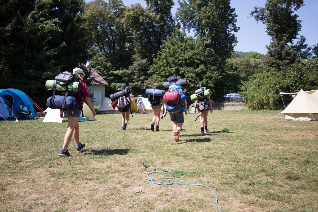 GuSp mit Wanderausruestung gehen auf ein Hike