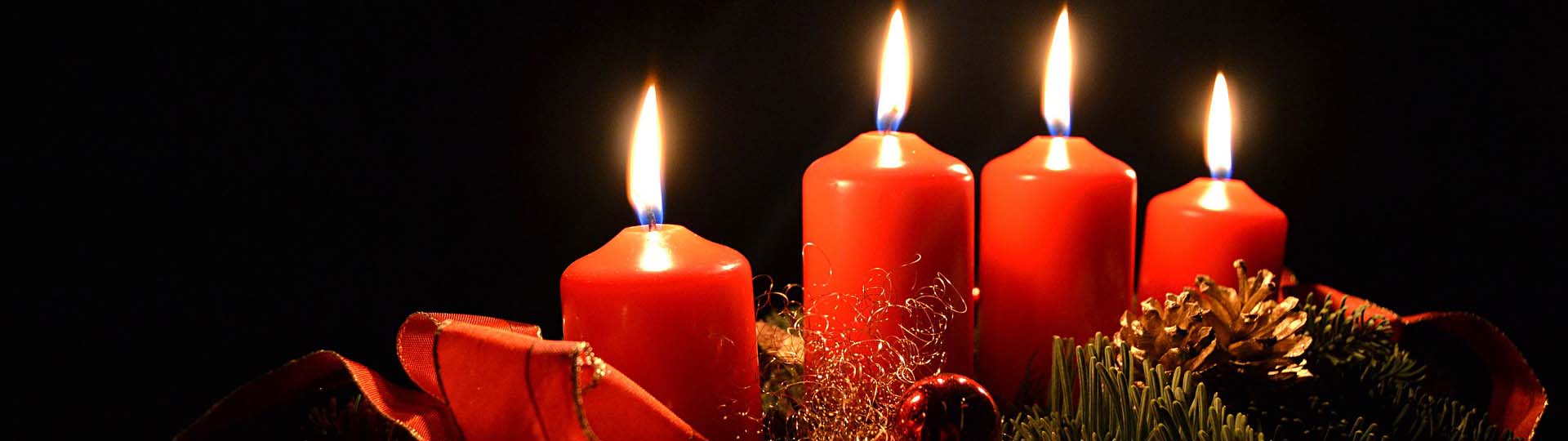 Vier rote Adventkranzkerzen