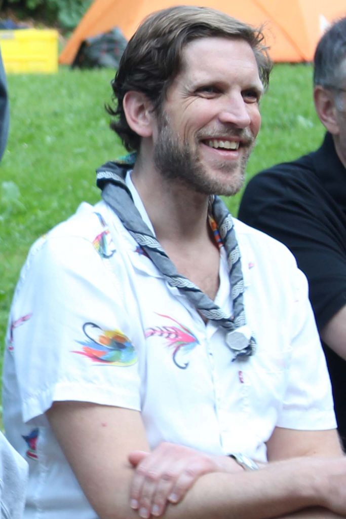 Leiter mit braunen Haaren und Bart