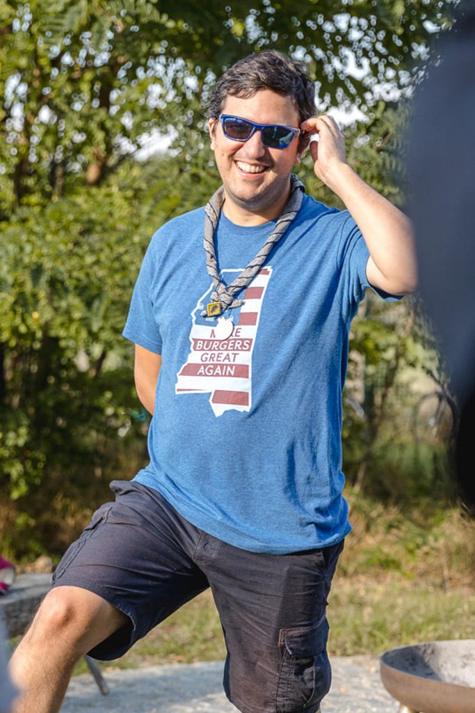 Leiter mit dunkelbraunen Haaren und Sonnenbrille